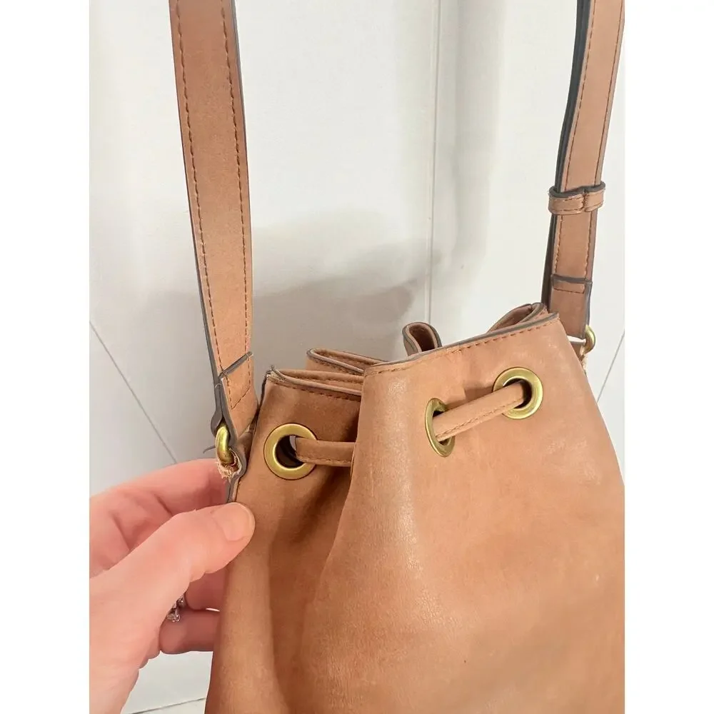 ✨2/$30✨Merona Tan Faux Leather Bucket Bag Tassel Crossbody Purse Western